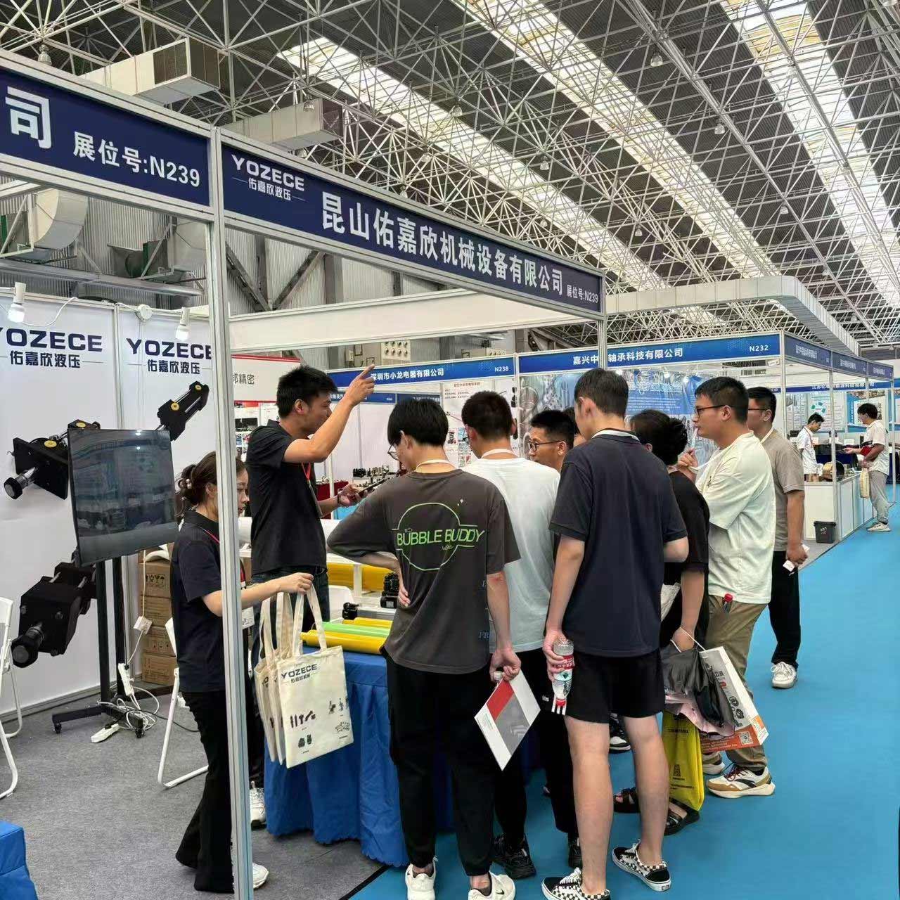 佑嘉欣液壓參加長三角工程機械展.jpg