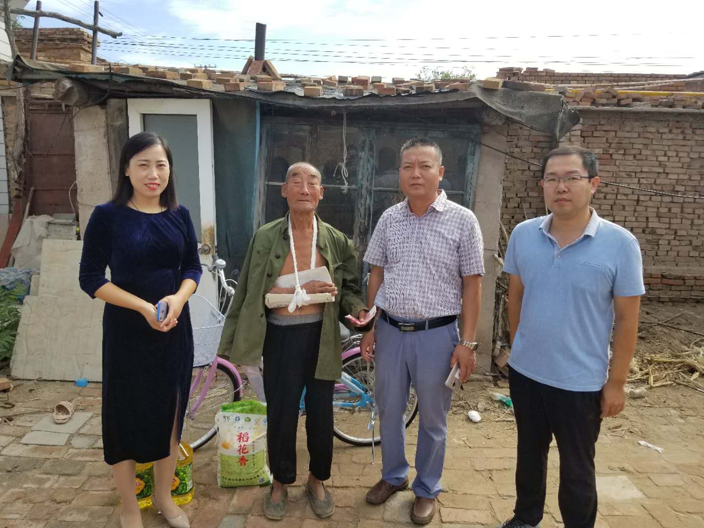 扶危幫困 情暖金威