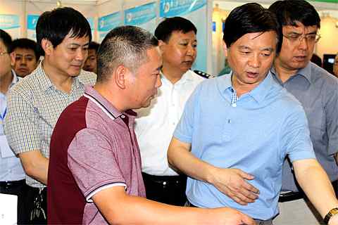 河北省副省長(zhǎng)蒞臨金威展會(huì)參觀(guān)